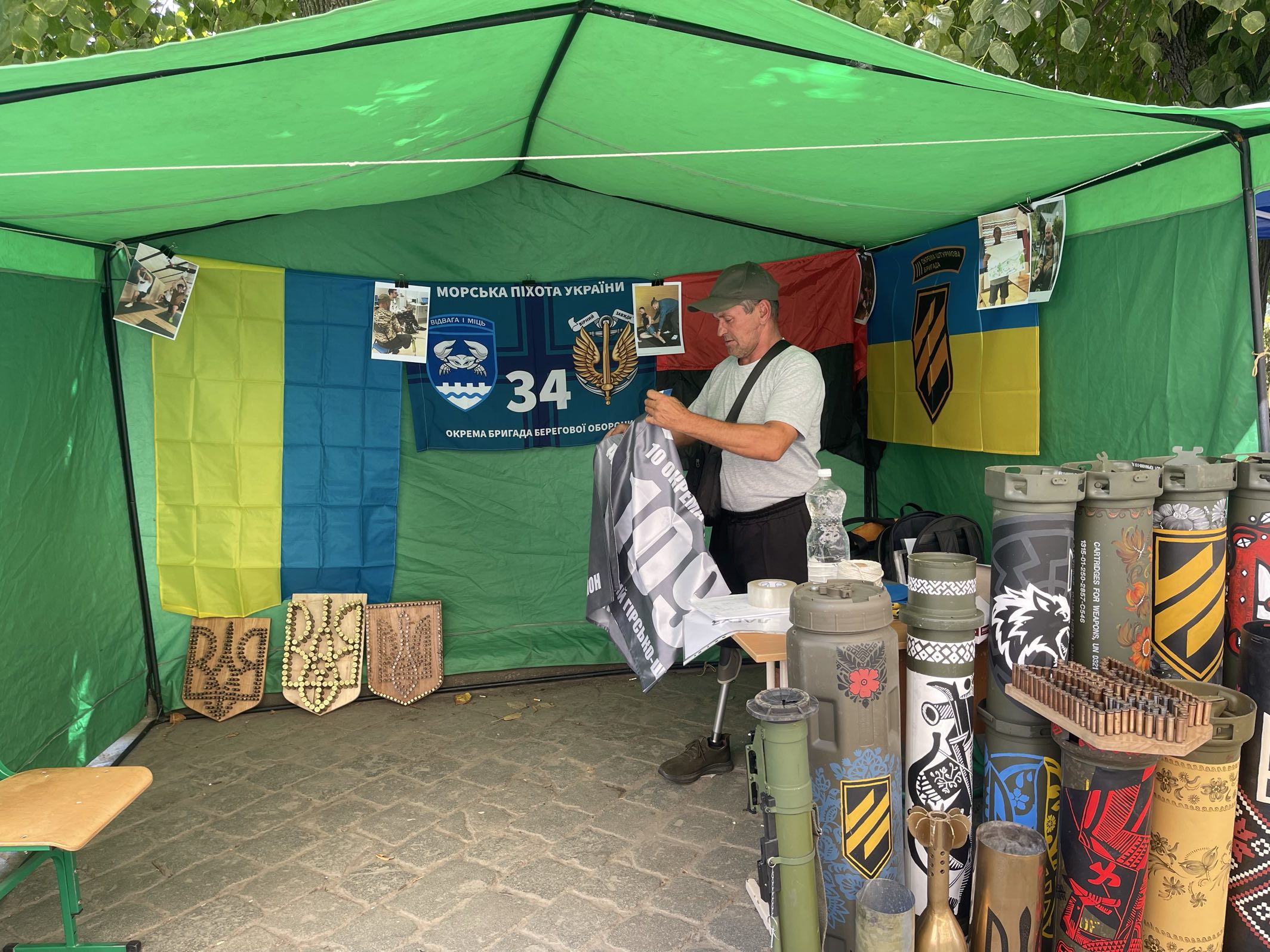 Ветеран представляє власні вироби на фестивалі ветеранської культури